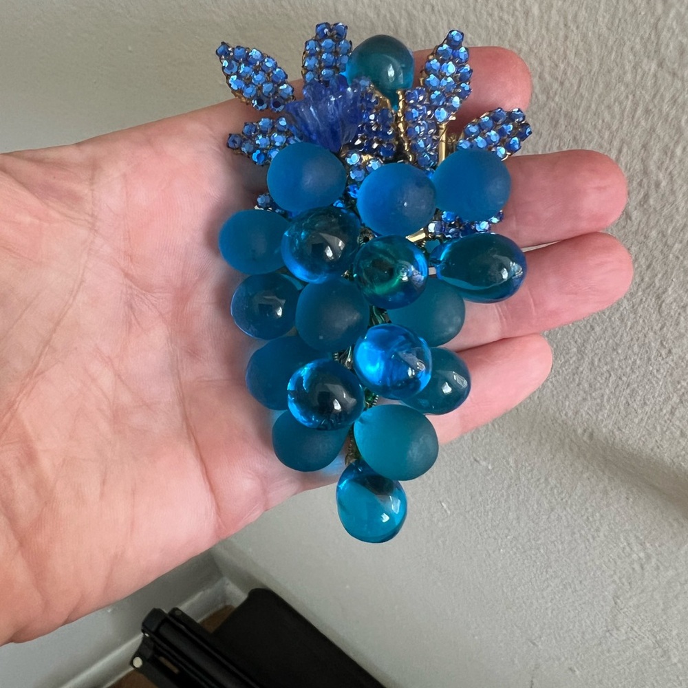 Stanley Hagler Blue Grapes Brooch - Picture 15 of 17